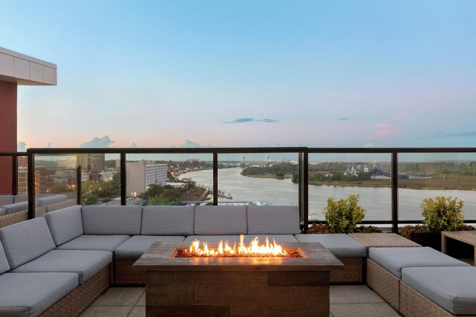 Embassy Suites By Hilton Wilmington Riverfront Екстериор снимка